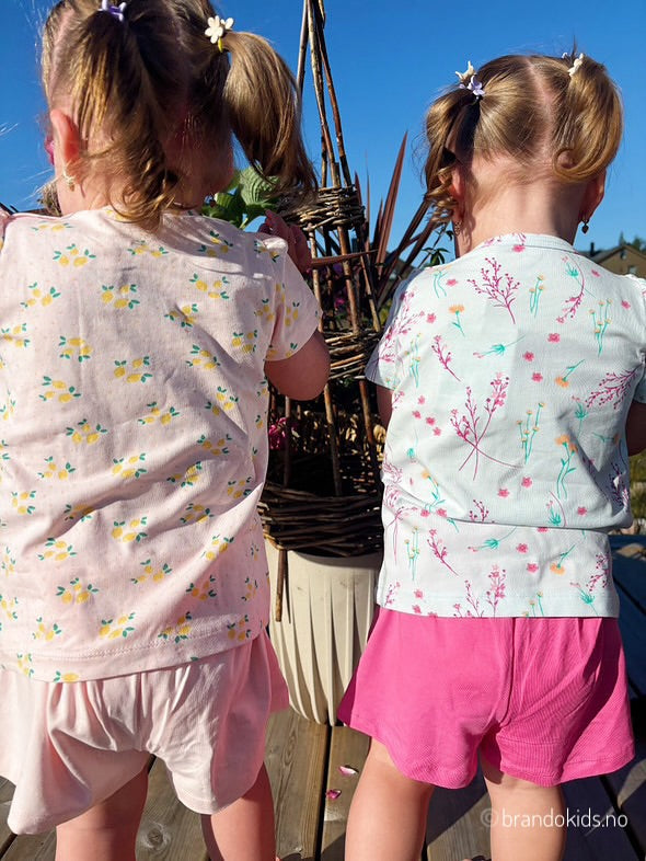 Brando Kids: SMELT!😍 Så søte i sine nye sett fra Minymo!👌🏻 Myke og lette sett med t-skjorte og shorts, til kun 200kr👏🏻 Perfekt for ut