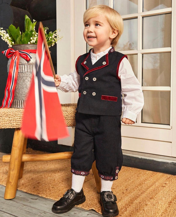 Brando Kids: 15. og 16. Mai kjører vi -30% på festdraktene!🎉 Bruk klikk og hent for å sikre deg varen før 17.Mai 🇳🇴
*Gjelder ikke til