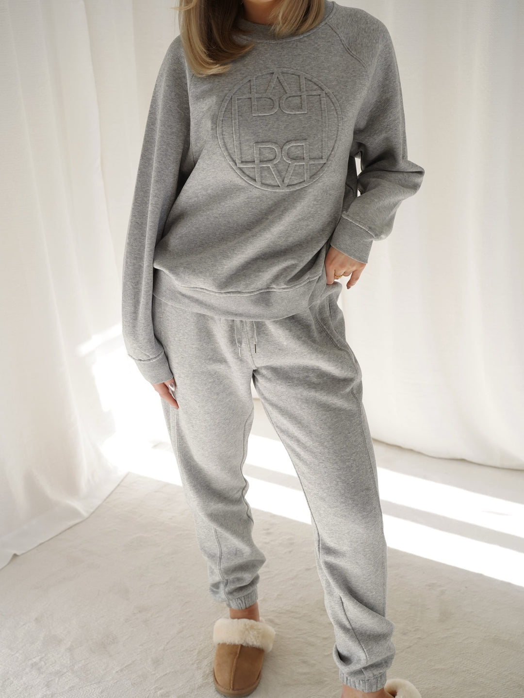 Brando: Hyttepåske?💛

Da har vi det deiligste joggesettet fra Levete Room🐰 Nuka genser og joggebukse i både grå og navy🤍 
Tøflen