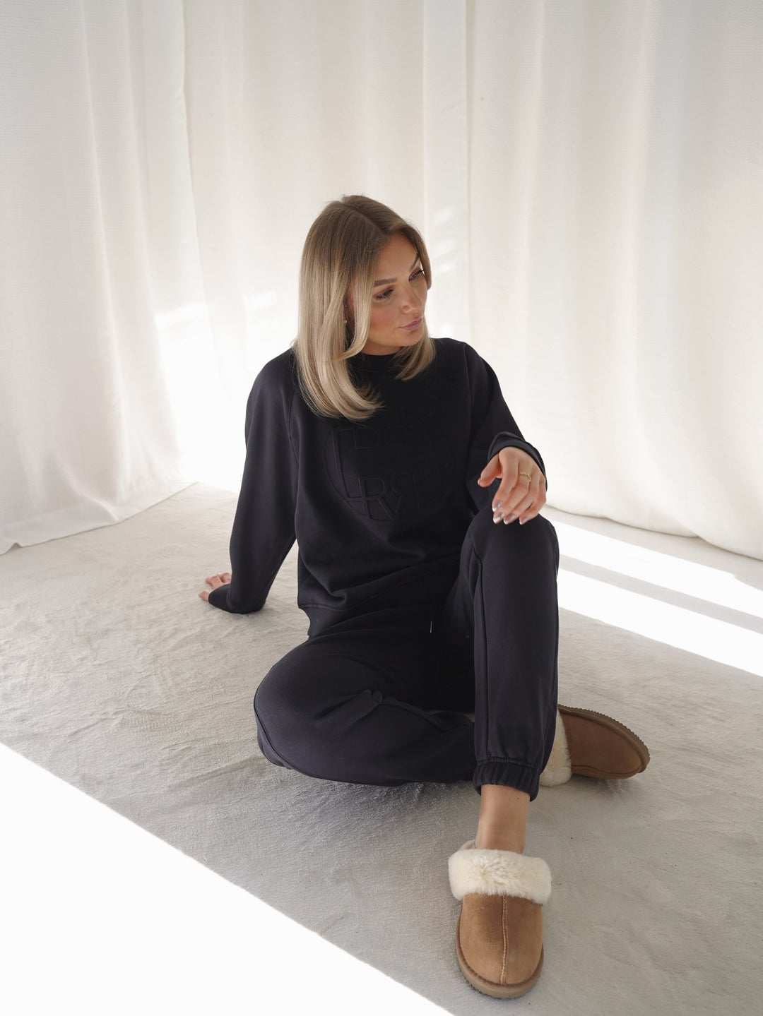 Brando: Hyttepåske?💛

Da har vi det deiligste joggesettet fra Levete Room🐰 Nuka genser og joggebukse i både grå og navy🤍 
Tøflen