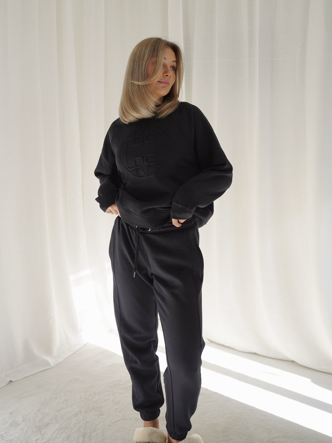 Brando: Hyttepåske?💛

Da har vi det deiligste joggesettet fra Levete Room🐰 Nuka genser og joggebukse i både grå og navy🤍 
Tøflen