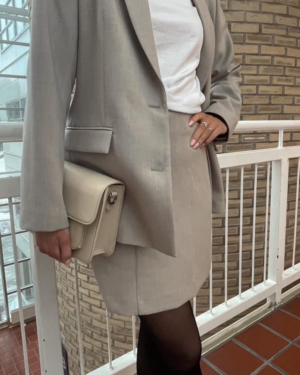 Brando: Nyhet! ✨ Endelig er det her! Matchende skjørt til vår populære Rita-blazer i den nyeste fargen. Finnes også med bukse fo