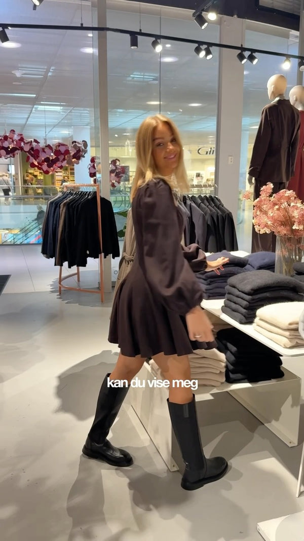Brando: Vi har mange nye kjoler i butikk nå✨🤍

#trending #brandono #falldress #helenestudios #golightly