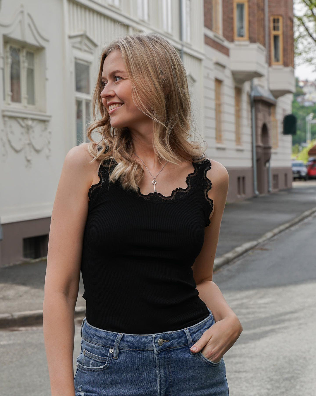 Brando: Nytt merke i nettbutikken ✨ Rosemunde Copenhagen! Sjekk ut disse deilige silketoppene med nydelige blondedetaljer. Finne
