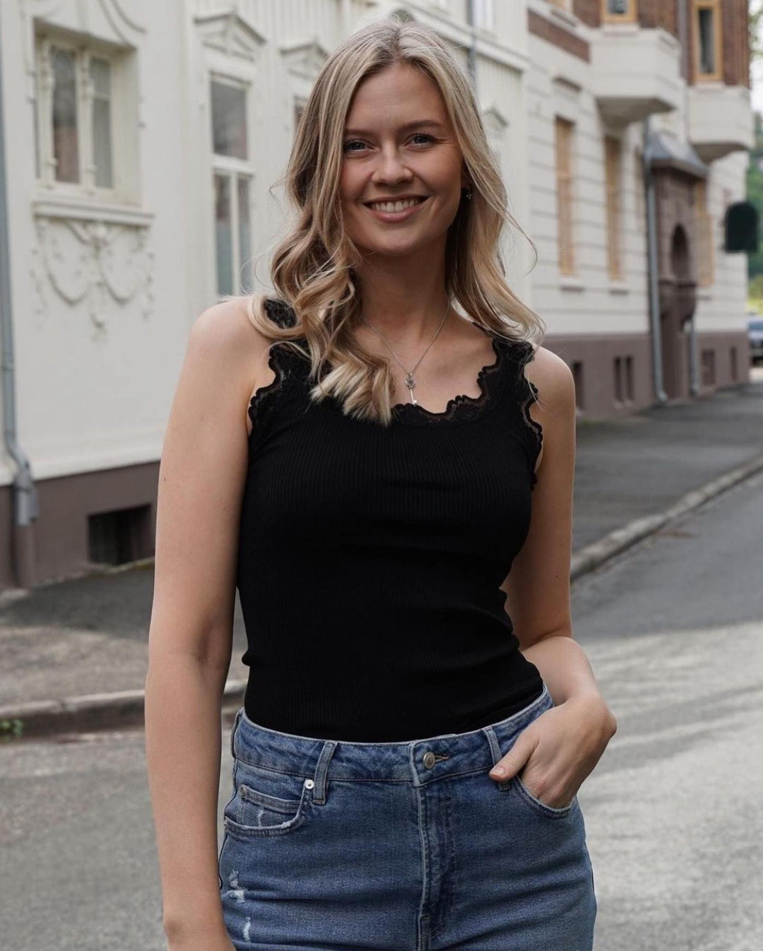 Brando: Nytt merke i nettbutikken ✨ Rosemunde Copenhagen! Sjekk ut disse deilige silketoppene med nydelige blondedetaljer. Finne