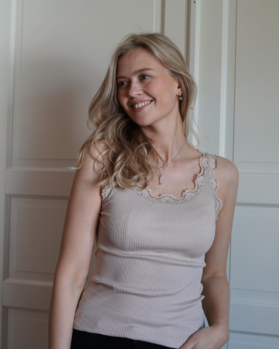 Brando: Nytt merke i nettbutikken ✨ Rosemunde Copenhagen! Sjekk ut disse deilige silketoppene med nydelige blondedetaljer. Finne