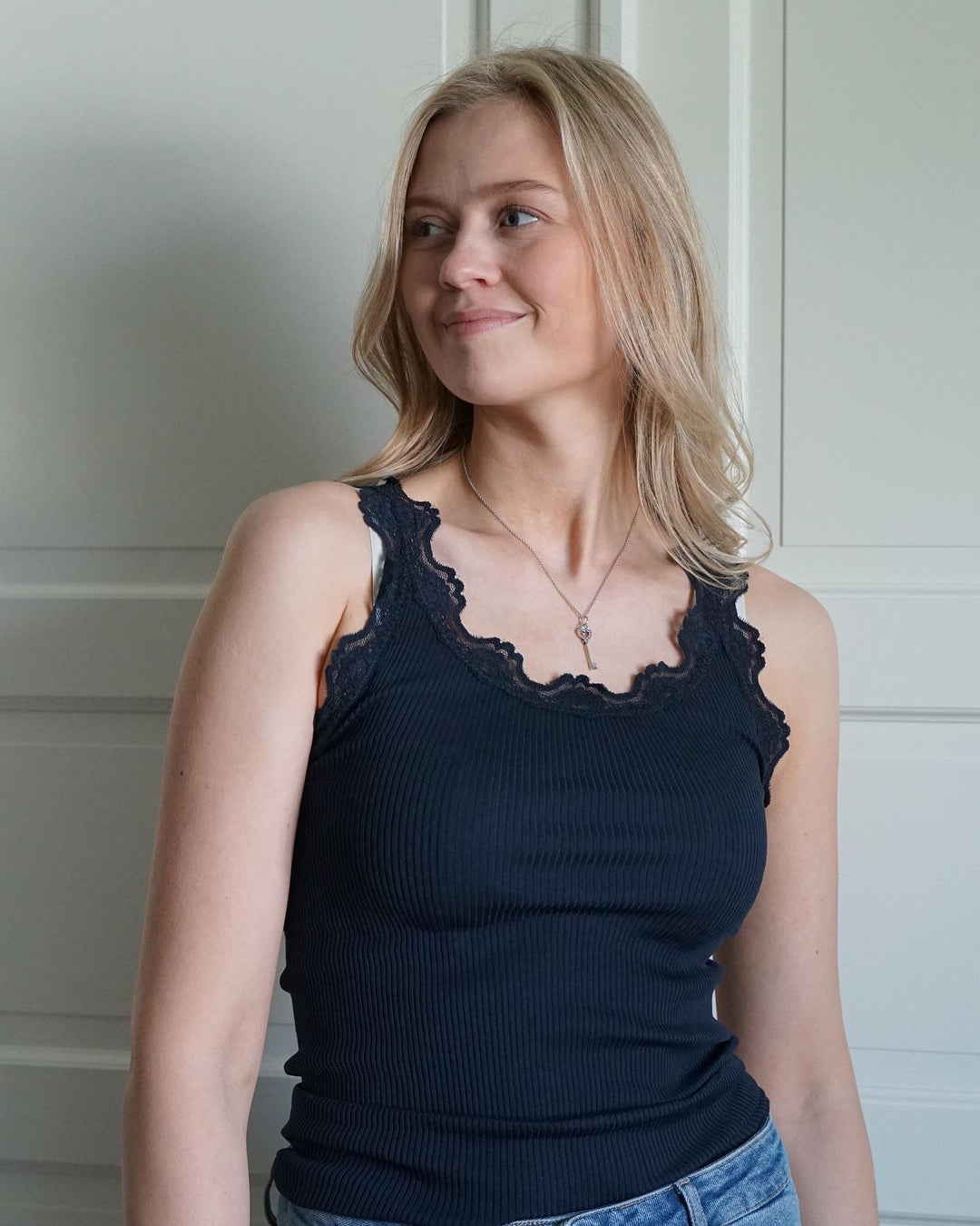 Brando: Nytt merke i nettbutikken ✨ Rosemunde Copenhagen! Sjekk ut disse deilige silketoppene med nydelige blondedetaljer. Finne