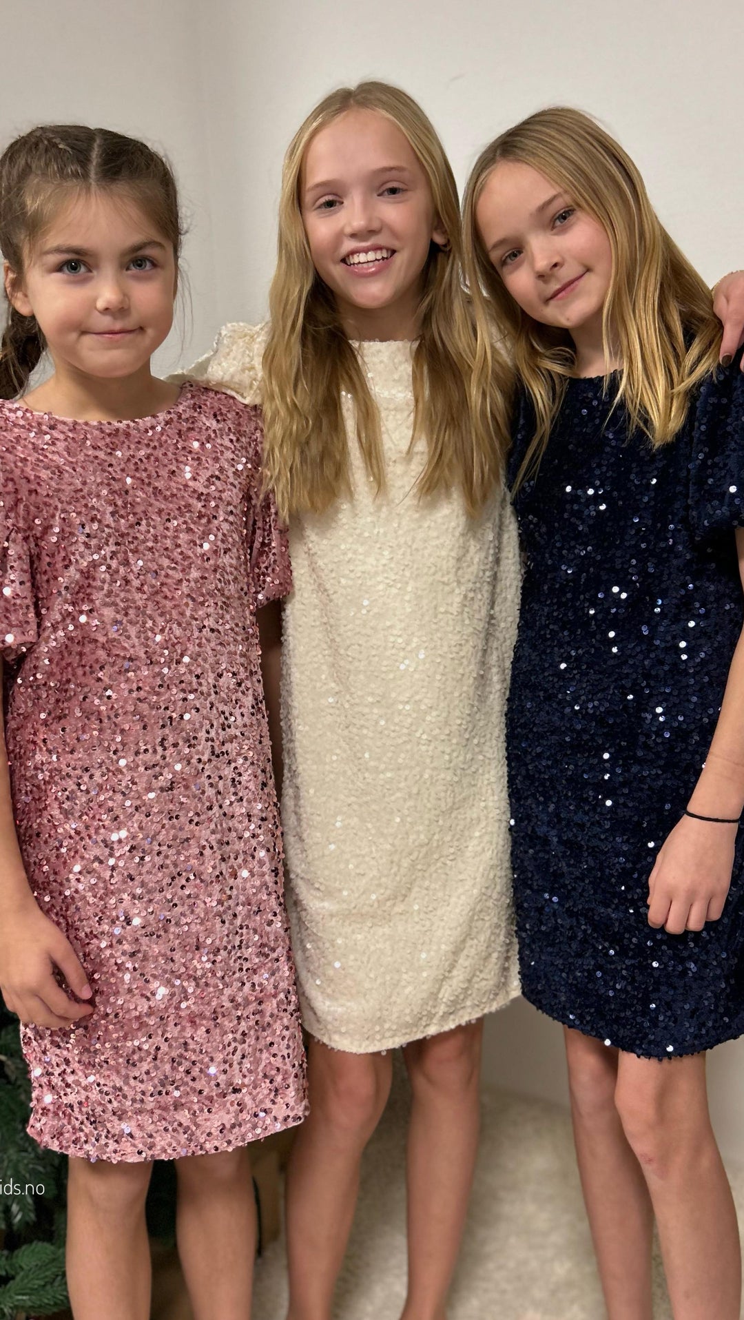 Brando Kids: ✨ Klar for sesongens fineste festøyeblikk?🤩 Sjekk disse nydelige paljettkjolene,str. 116–152!🙌🏻 kommer i tre glitrend