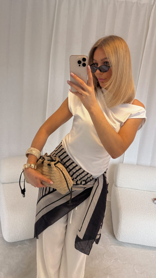 Brando: Summer chic with sarong🖤

#sarong #chic #summerstyle #selectedfemme