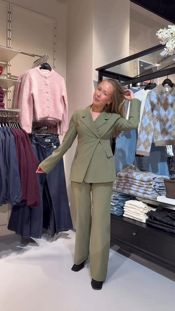 brandojekta: Den perfekte dressen fra mbym_norway 🤍 Vi har den inne i brun og grønn✨

————————————
#brandojekta #jektastorsenter #bra