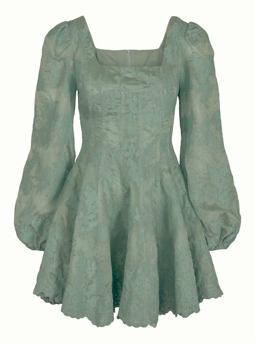 Sophie lace kjole i dusty green med firkantet utringning og ballongermer, sett forfra