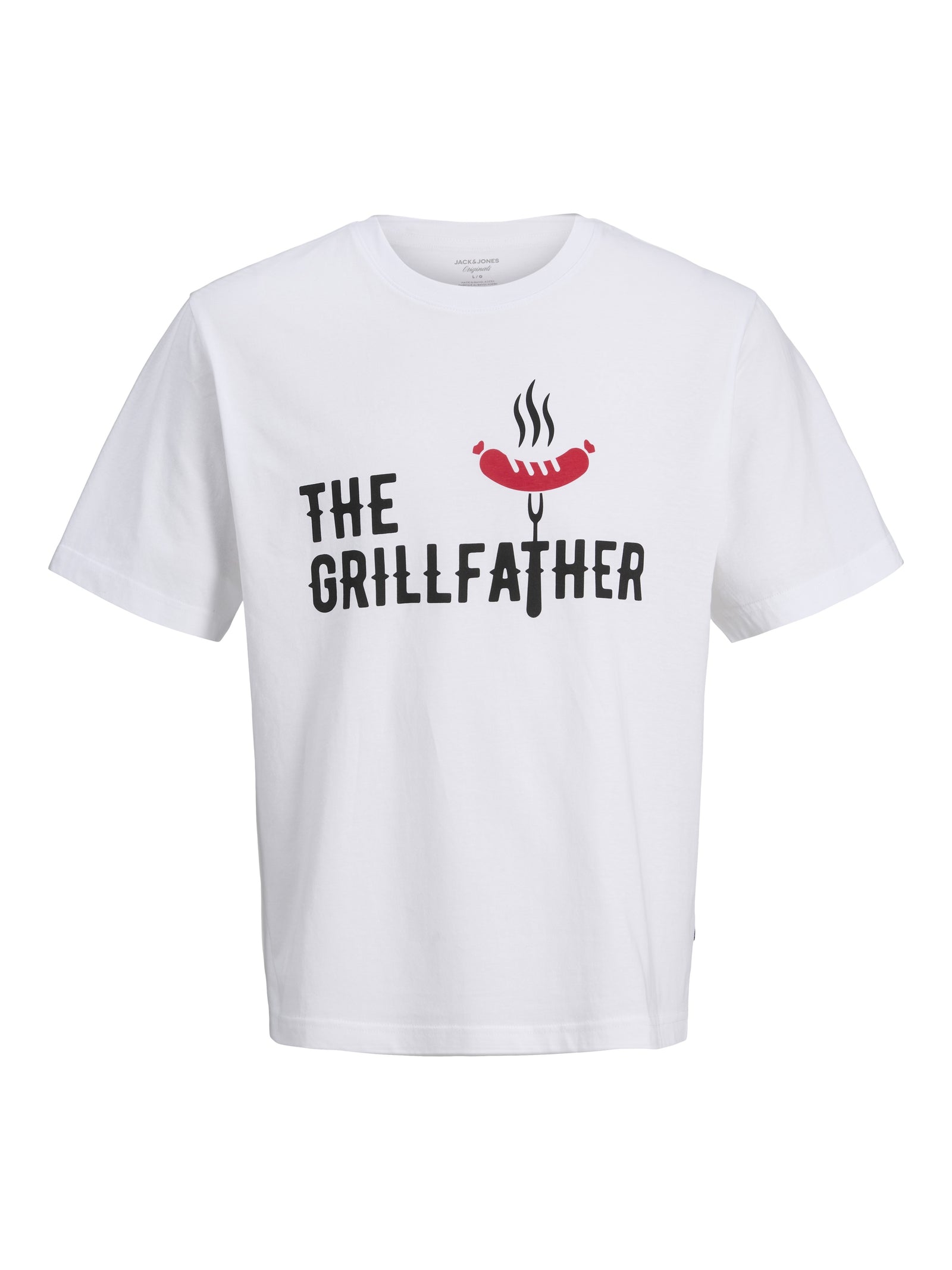 Hvit t-skjorte med «The Grillfather»-trykk og pølse på grillgaffel foran