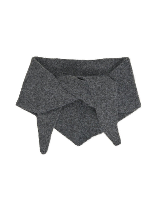 Ziggiette skjerf - dark grey melange. Lite trekantet skjerf i myk strikk, mørk grå melert, knyttet og lagt flatt.
