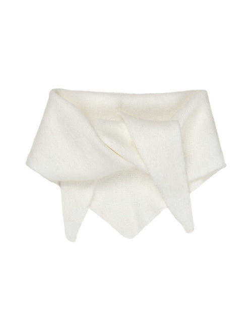 Ziggiette skjerf - off white. Lite trekantet skjerf i myk strikk, offwhite, knyttet og lagt flatt.
